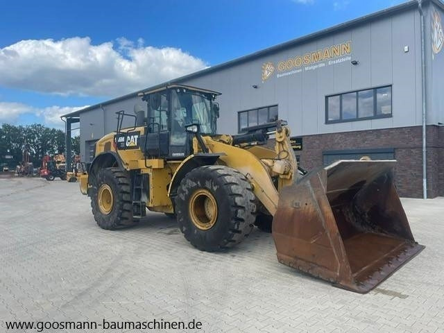 CAT 966 M - Gumikerekes homlokrakodó: 2 kép. CAT 966 M - Gumikerekes homlokrakodó: 2 kép.