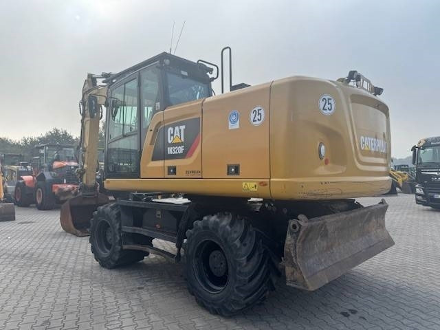 CAT M 320 F - Gumikerekes kotró: 2 kép. CAT M 320 F - Gumikerekes kotró: 2 kép.