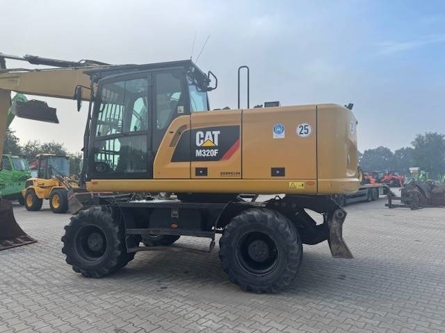 CAT M 320 F - Gumikerekes kotró: 3 kép. CAT M 320 F - Gumikerekes kotró: 3 kép.