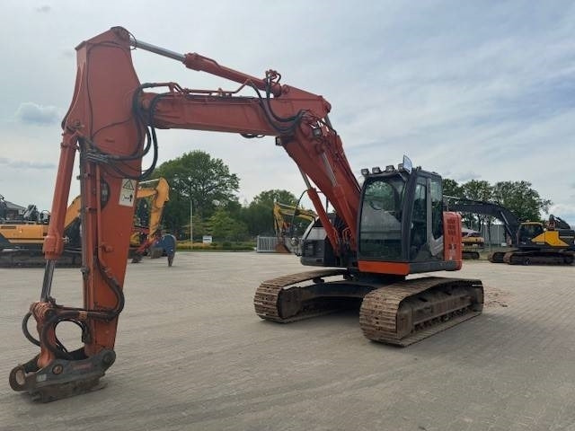 HITACHI ZX 225USLC-3 - Lánctalpas kotró: 2 kép. HITACHI ZX 225USLC-3 - Lánctalpas kotró: 2 kép.