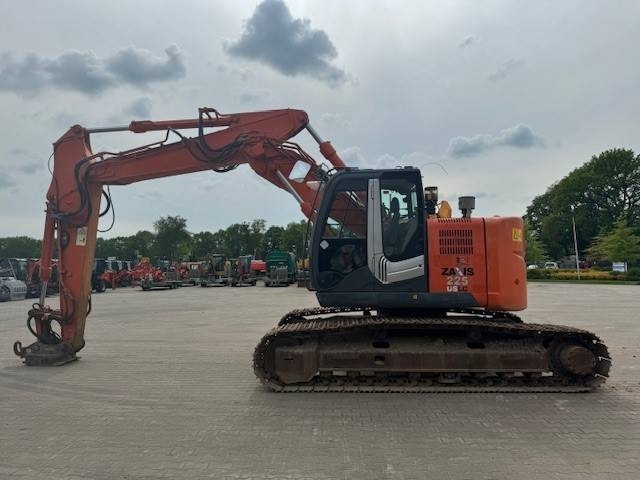 HITACHI ZX 225USLC-3 - Lánctalpas kotró: 3 kép. HITACHI ZX 225USLC-3 - Lánctalpas kotró: 3 kép.