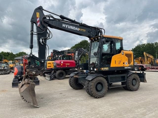 HYUNDAI HW170 ACR - Gumikerekes kotró: 2 kép. HYUNDAI HW170 ACR - Gumikerekes kotró: 2 kép.