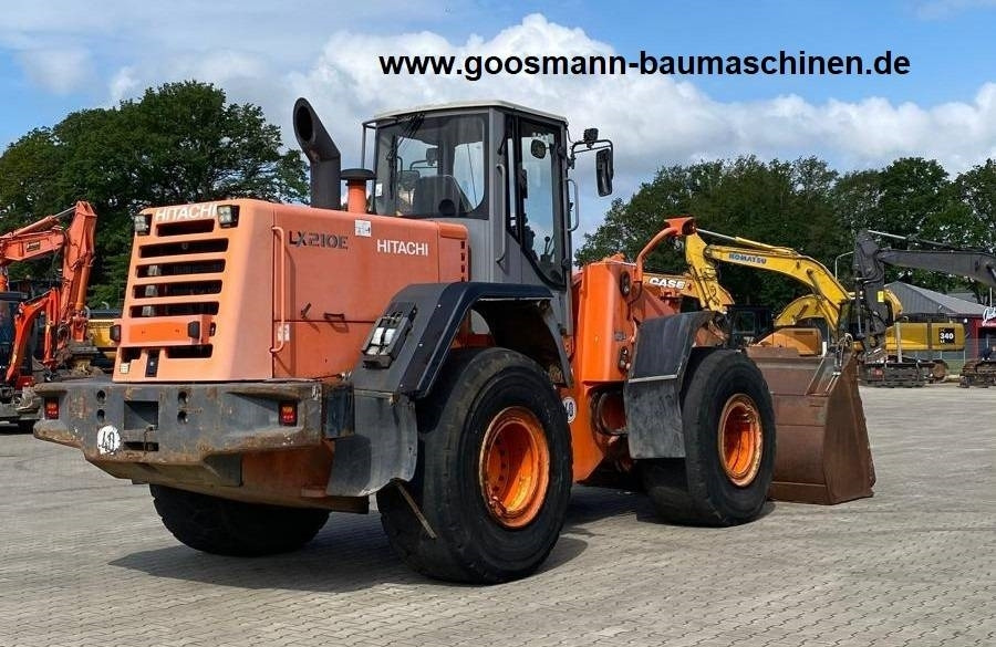 Hitachi LX 210 E - Gumikerekes homlokrakodó: 2 kép. Hitachi LX 210 E - Gumikerekes homlokrakodó: 2 kép.