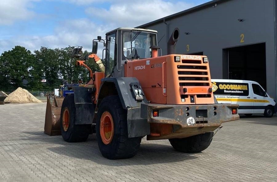 Hitachi LX 210 E - Gumikerekes homlokrakodó: 5 kép. Hitachi LX 210 E - Gumikerekes homlokrakodó: 5 kép.