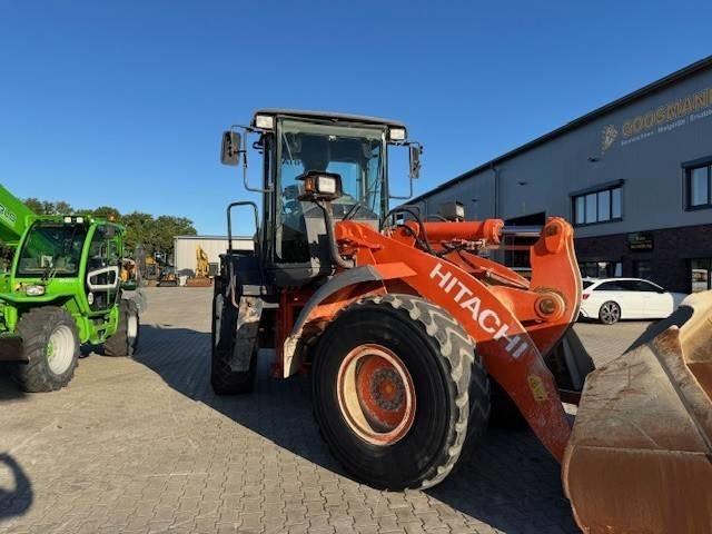 Hitachi ZW 180 - Gumikerekes homlokrakodó: 4 kép. Hitachi ZW 180 - Gumikerekes homlokrakodó: 4 kép.