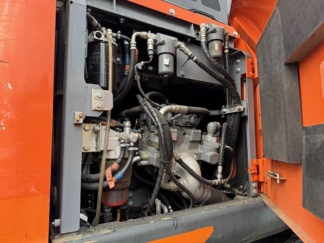 Hitachi ZX 170 W - Gumikerekes kotró: 5 kép. Hitachi ZX 170 W - Gumikerekes kotró: 5 kép.