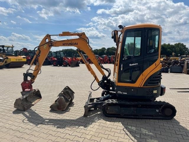 Hyundai R25Z-9 AK - Minikotró: 1 kép. Hyundai R25Z-9 AK - Minikotró: 1 kép.