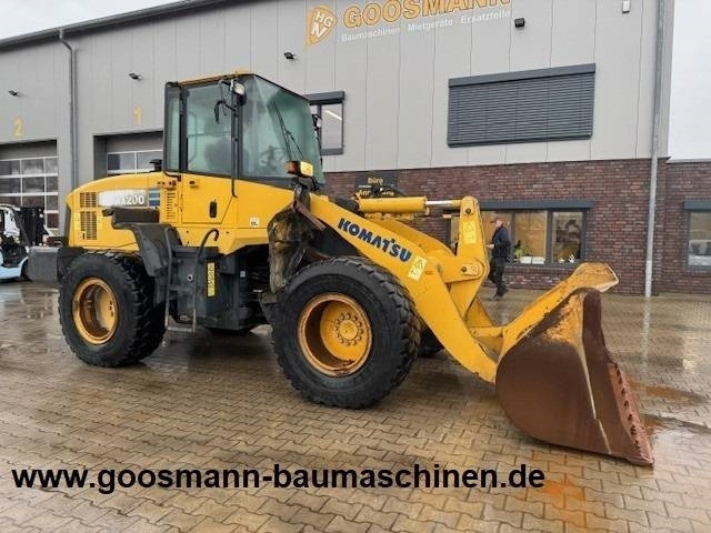 KOMATSU WA 200 - Gumikerekes homlokrakodó: 5 kép. KOMATSU WA 200 - Gumikerekes homlokrakodó: 5 kép.