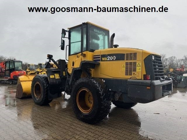 Komatsu WA 200 - Gumikerekes homlokrakodó: 2 kép. Komatsu WA 200 - Gumikerekes homlokrakodó: 2 kép.