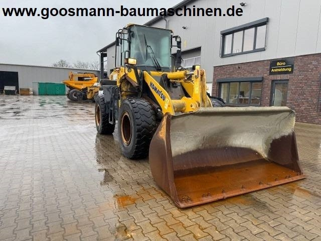 Komatsu WA 200 - Gumikerekes homlokrakodó: 4 kép. Komatsu WA 200 - Gumikerekes homlokrakodó: 4 kép.