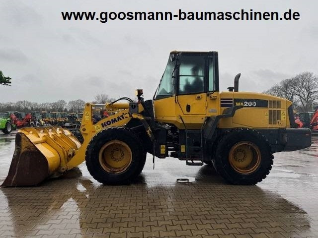 Komatsu WA 200 - Gumikerekes homlokrakodó: 3 kép. Komatsu WA 200 - Gumikerekes homlokrakodó: 3 kép.