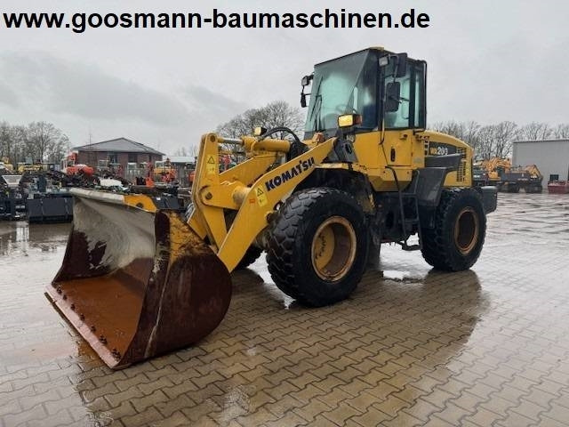 Komatsu WA 200 - Gumikerekes homlokrakodó: 1 kép. Komatsu WA 200 - Gumikerekes homlokrakodó: 1 kép.