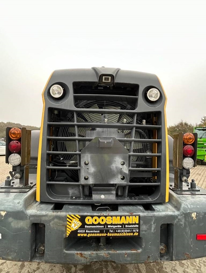Komatsu WA 320 - Gumikerekes homlokrakodó: 4 kép. Komatsu WA 320 - Gumikerekes homlokrakodó: 4 kép.