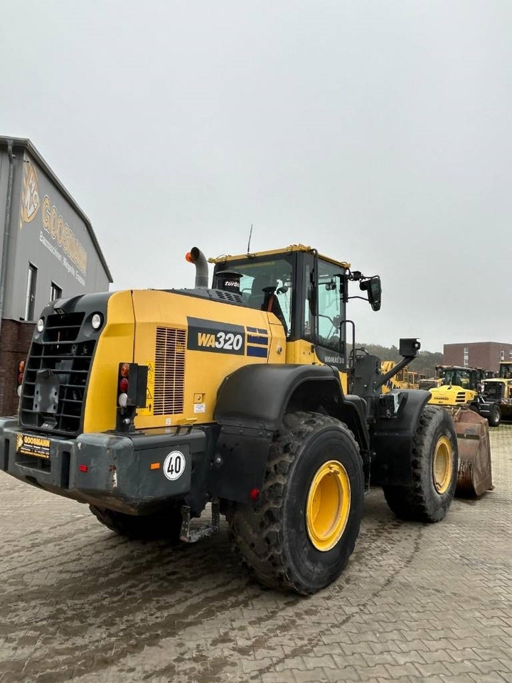 Komatsu WA 320 - Gumikerekes homlokrakodó: 2 kép. Komatsu WA 320 - Gumikerekes homlokrakodó: 2 kép.