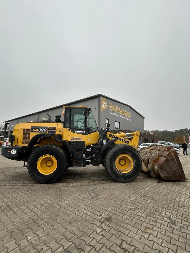 Komatsu WA 320 - Gumikerekes homlokrakodó: 1 kép. Komatsu WA 320 - Gumikerekes homlokrakodó: 1 kép.