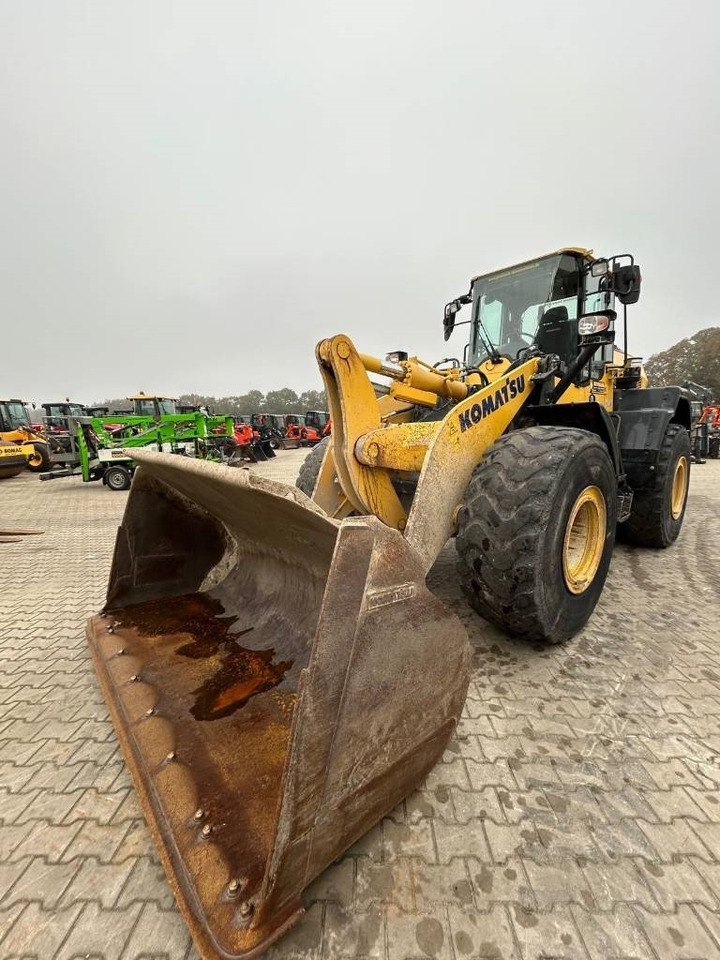 Komatsu WA 320 - Gumikerekes homlokrakodó: 5 kép. Komatsu WA 320 - Gumikerekes homlokrakodó: 5 kép.