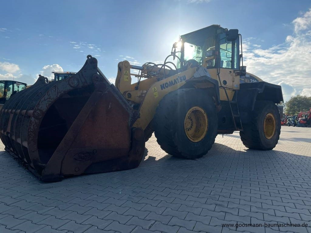 Komatsu WA 320 mit Greifschaufel + Schnellwechsler - Gumikerekes homlokrakodó: 3 kép. Komatsu WA 320 mit Greifschaufel + Schnellwechsler - Gumikerekes homlokrakodó: 3 kép.