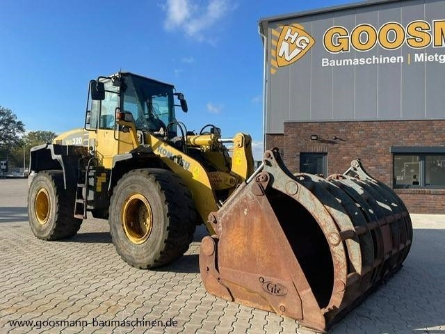 Komatsu WA 320 mit Greifschaufel + Schnellwechsler - Gumikerekes homlokrakodó: 1 kép. Komatsu WA 320 mit Greifschaufel + Schnellwechsler - Gumikerekes homlokrakodó: 1 kép.