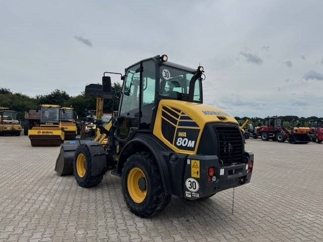 Komatsu WA 80 M - Gumikerekes homlokrakodó: 2 kép. Komatsu WA 80 M - Gumikerekes homlokrakodó: 2 kép.