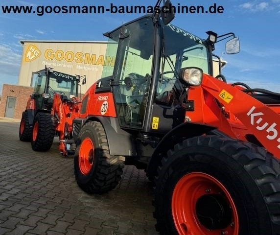 Kubota R 090 - Gumikerekes homlokrakodó: 3 kép. Kubota R 090 - Gumikerekes homlokrakodó: 3 kép.