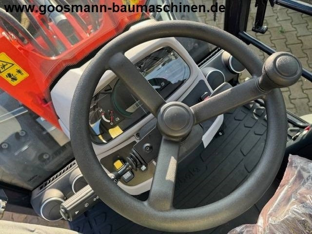Kubota R 090 - Gumikerekes homlokrakodó: 5 kép. Kubota R 090 - Gumikerekes homlokrakodó: 5 kép.