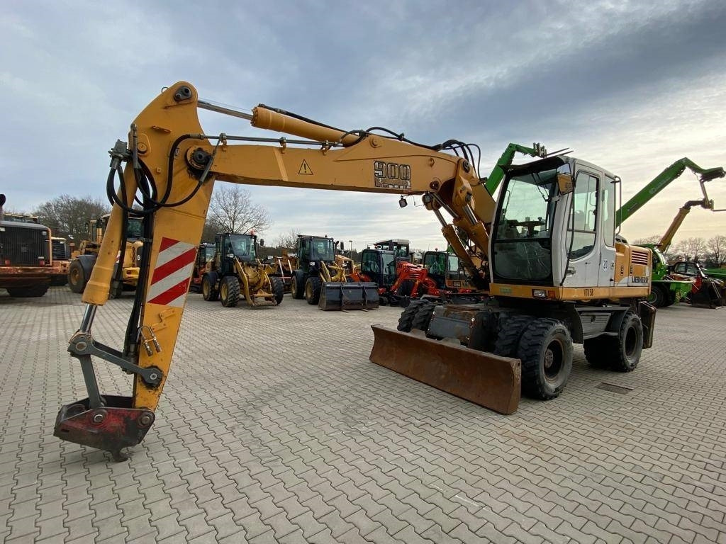 Liebherr A 900 C Litronic - Gumikerekes kotró: 4 kép. Liebherr A 900 C Litronic - Gumikerekes kotró: 4 kép.