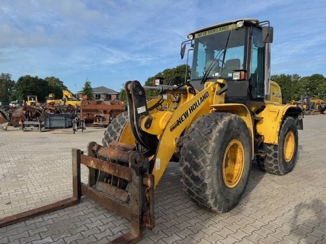 New Holland W 110 B W 110 B - Gumikerekes homlokrakodó: 3 kép. New Holland W 110 B W 110 B - Gumikerekes homlokrakodó: 3 kép.