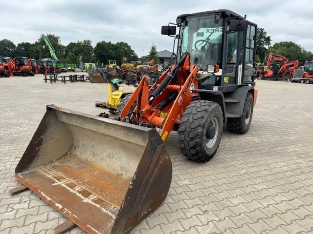Terex TL 80 - Gumikerekes homlokrakodó: 2 kép. Terex TL 80 - Gumikerekes homlokrakodó: 2 kép.
