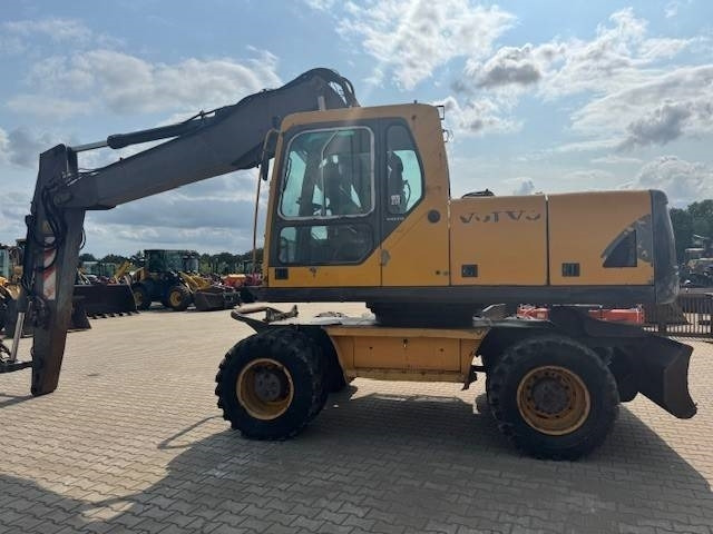 Volvo EW 180 B - Gumikerekes kotró: 2 kép. Volvo EW 180 B - Gumikerekes kotró: 2 kép.