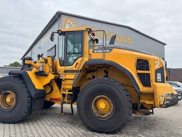 Volvo L 180 H - Gumikerekes homlokrakodó: 3 kép. Volvo L 180 H - Gumikerekes homlokrakodó: 3 kép.