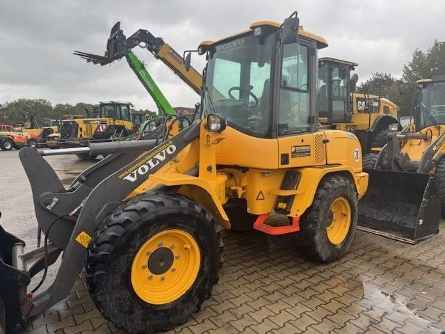 Volvo L 30 G - Gumikerekes homlokrakodó: 5 kép. Volvo L 30 G - Gumikerekes homlokrakodó: 5 kép.