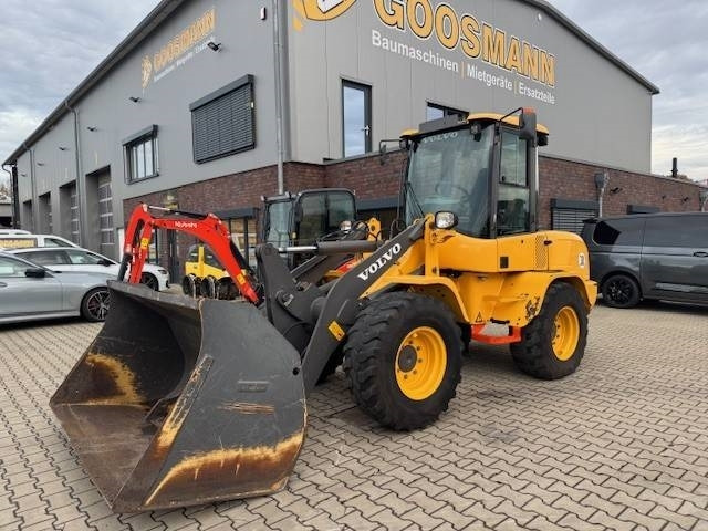 Volvo L 35 GS - Gumikerekes homlokrakodó: 3 kép. Volvo L 35 GS - Gumikerekes homlokrakodó: 3 kép.