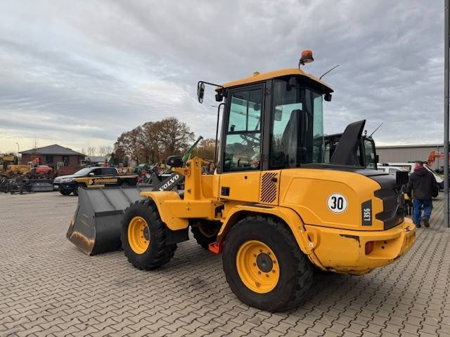 Volvo L 35 GS - Gumikerekes homlokrakodó: 1 kép. Volvo L 35 GS - Gumikerekes homlokrakodó: 1 kép.