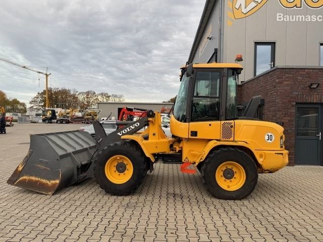 Volvo L 35 GS - Gumikerekes homlokrakodó: 2 kép. Volvo L 35 GS - Gumikerekes homlokrakodó: 2 kép.