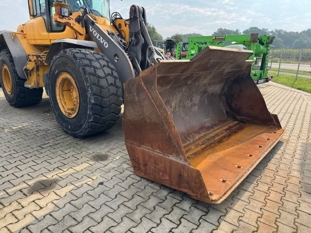 Volvo L 90 F - Gumikerekes homlokrakodó: 5 kép. Volvo L 90 F - Gumikerekes homlokrakodó: 5 kép.