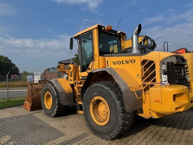 Volvo L 90 F - Gumikerekes homlokrakodó: 1 kép. Volvo L 90 F - Gumikerekes homlokrakodó: 1 kép.