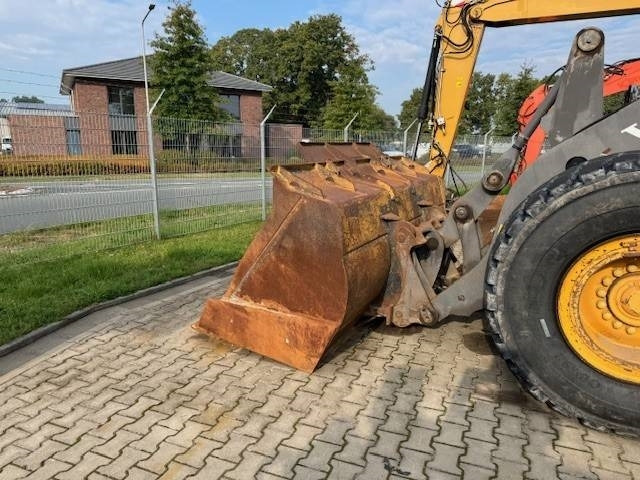Volvo L 90 F - Gumikerekes homlokrakodó: 2 kép. Volvo L 90 F - Gumikerekes homlokrakodó: 2 kép.