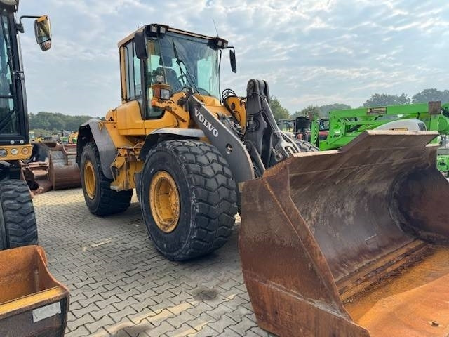 Volvo L 90 F - Gumikerekes homlokrakodó: 4 kép. Volvo L 90 F - Gumikerekes homlokrakodó: 4 kép.