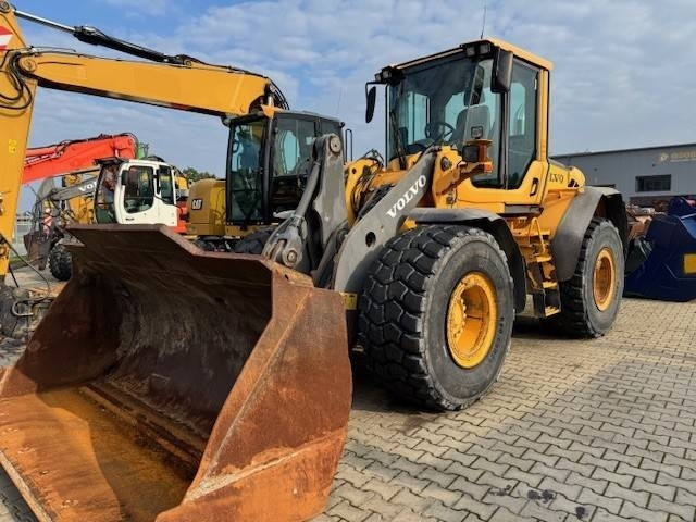 Volvo L 90 F - Gumikerekes homlokrakodó: 3 kép. Volvo L 90 F - Gumikerekes homlokrakodó: 3 kép.