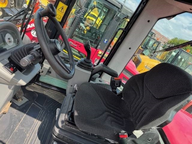 Yanmar V 100-5 - Gumikerekes homlokrakodó: 4 kép. Yanmar V 100-5 - Gumikerekes homlokrakodó: 4 kép.