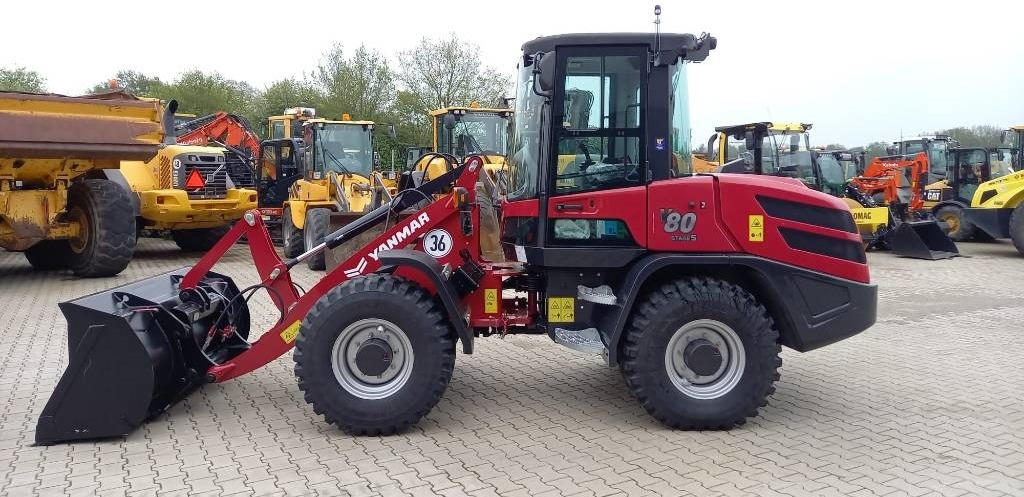 Yanmar V 80-5 Advance  - Gumikerekes homlokrakodó: 1 kép. Yanmar V 80-5 Advance  - Gumikerekes homlokrakodó: 1 kép.
