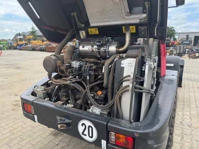 Yanmar V 80-5 - Gumikerekes homlokrakodó: 5 kép. Yanmar V 80-5 - Gumikerekes homlokrakodó: 5 kép.