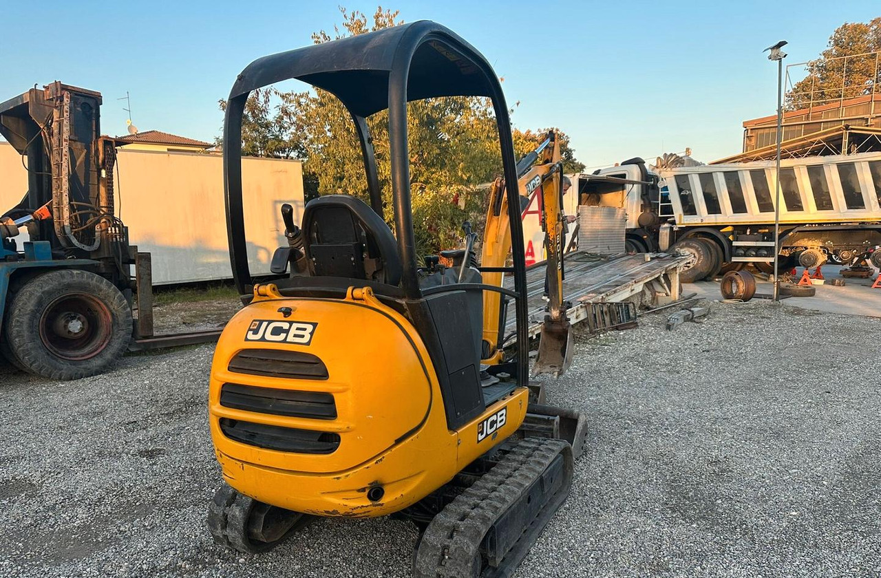 Mini escavatore Jcb 18 quintali - Minikotró: 3 kép. Mini escavatore Jcb 18 quintali - Minikotró: 3 kép.