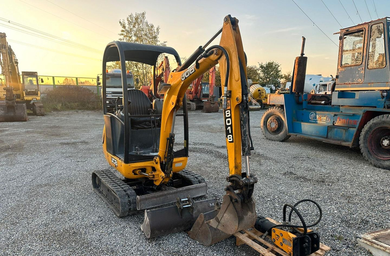 Mini escavatore Jcb 18 quintali - Minikotró: 4 kép. Mini escavatore Jcb 18 quintali - Minikotró: 4 kép.