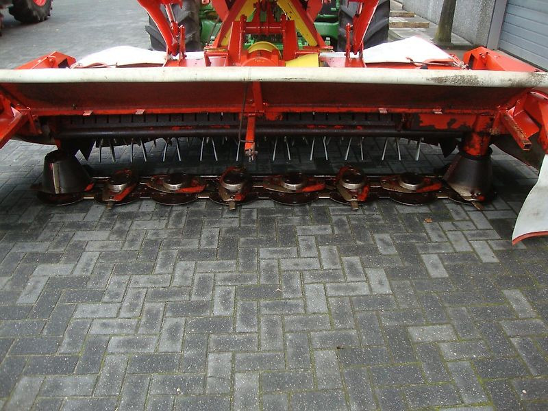 Kuhn FC 313 F - Fűkasza: 4 kép. Kuhn FC 313 F - Fűkasza: 4 kép.