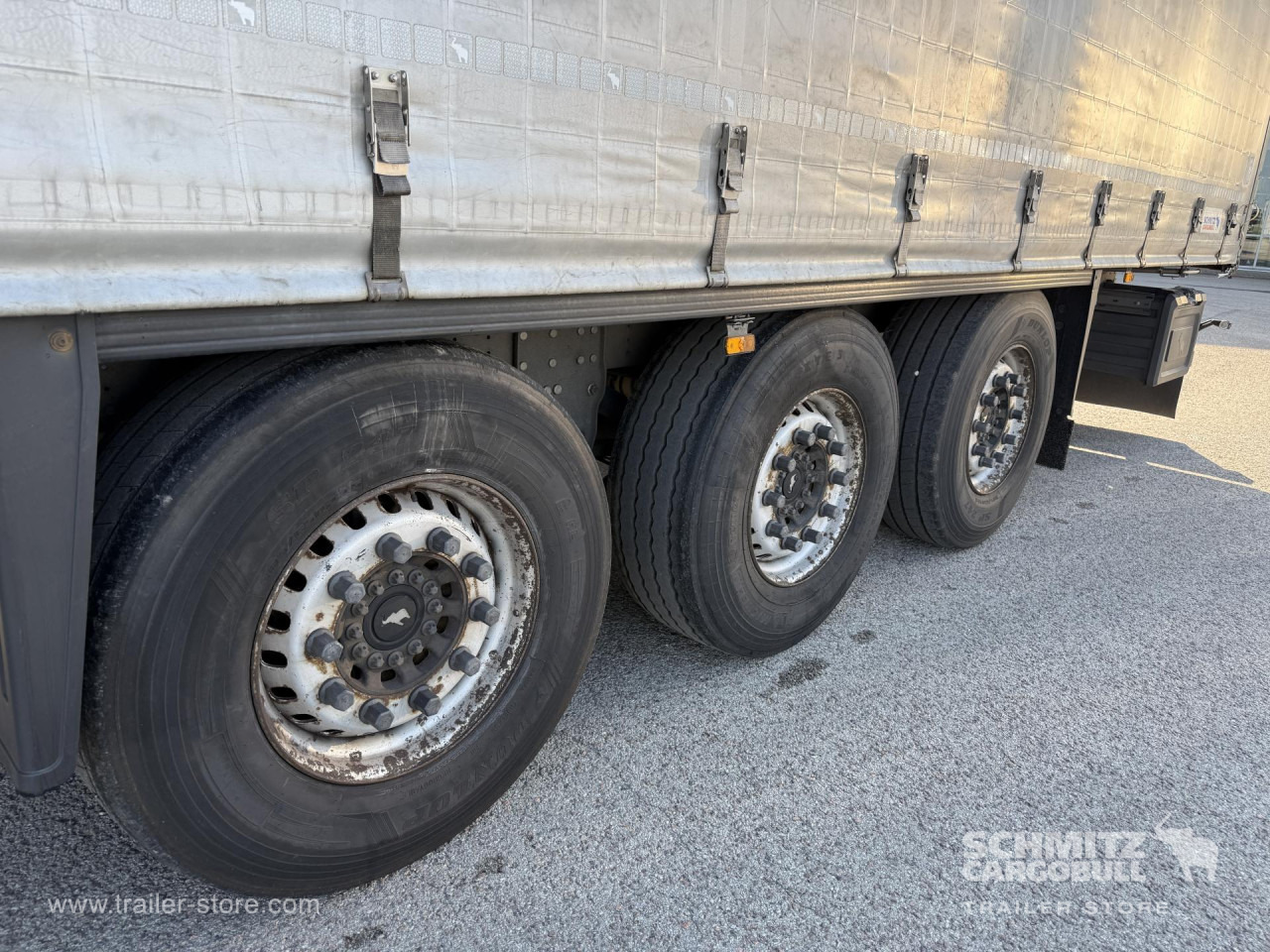 SCHMITZ Curtainsider Standard - Ponyvás félpótkocsi: 4 kép. SCHMITZ Curtainsider Standard - Ponyvás félpótkocsi: 4 kép.