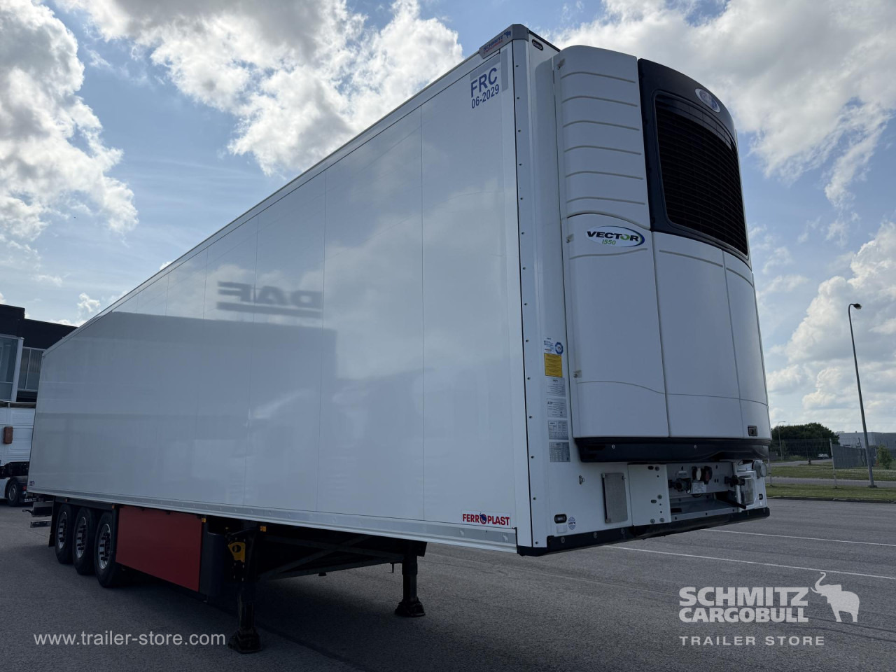 SCHMITZ Reefer Standard - Félpótkocsi hőszigetelt: 1 kép. SCHMITZ Reefer Standard - Félpótkocsi hőszigetelt: 1 kép.