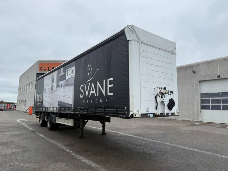 Fliegl Curtainsider / Planenauflieger / Gardin - Ponyvás félpótkocsi: 1 kép. Fliegl Curtainsider / Planenauflieger / Gardin - Ponyvás félpótkocsi: 1 kép.