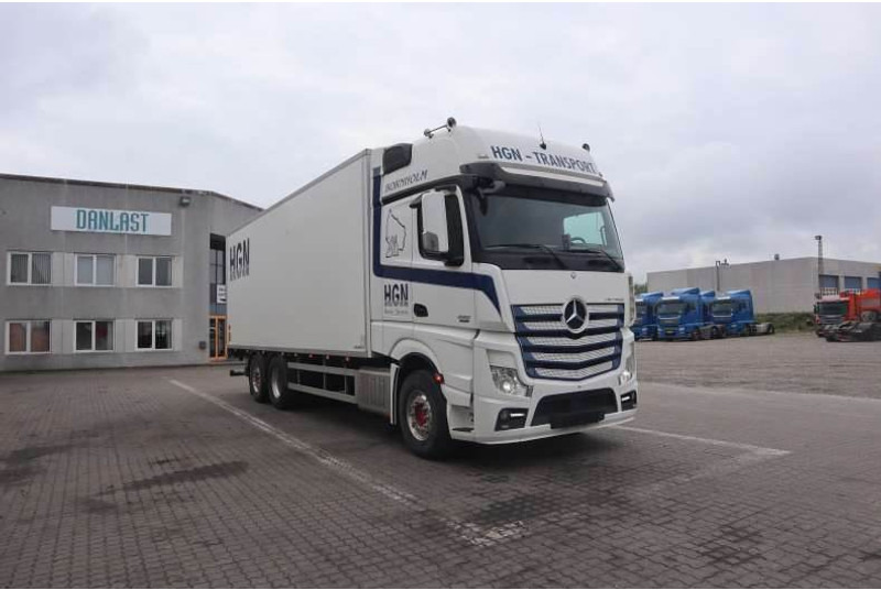 Mercedes-Benz Actros 2551 6X2-4 fast kasse - Dobozos felépítményű teherautó: 2 kép. Mercedes-Benz Actros 2551 6X2-4 fast kasse - Dobozos felépítményű teherautó: 2 kép.