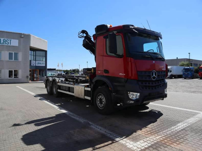 Mercedes-Benz Arocs 2643 euro 6 - Teherautó - kábelrendszer: 3 kép. Mercedes-Benz Arocs 2643 euro 6 - Teherautó - kábelrendszer: 3 kép.